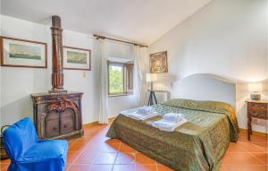 カスティリオーン・フィオレンティーノにあるLovely Home In Castiglion Fiorentinoのベッドと椅子のある寝室