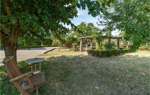 カスティリオーン・フィオレンティーノにあるLovely Home In Castiglion Fiorentinoの木の下にテーブルとベンチがある公園