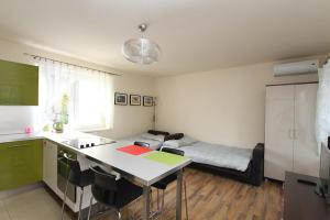 Cuina o zona de cuina de Ekonomiczne- Małe Pokoje Gościnne Dask Holiday
