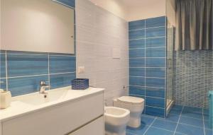 e bagno con lavandino, servizi igienici e doccia. di 2 Bedroom Gorgeous Apartment In Sciacca Ag a Sciacca