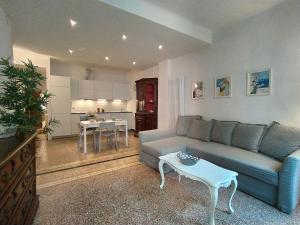 uma sala de estar com um sofá e uma mesa em Rosanna House em Vernazza