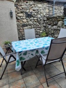 una mesa y sillas en un patio en Casa de la Parra, en Mogarraz