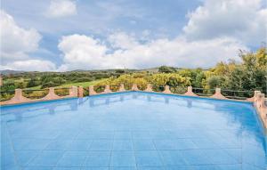 einen Pool mit Bergblick in der Unterkunft Is Terrazzus in Gonnesa