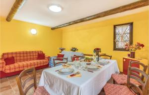 ein Esszimmer mit einem weißen Tisch und Stühlen in der Unterkunft Is Terrazzus in Gonnesa