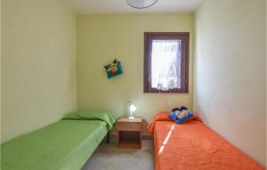 1 Schlafzimmer mit 2 Einzelbetten und einem Fenster in der Unterkunft 2 Bedroom Gorgeous Apartment In Trappeto in Trappeto