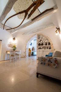- un salon avec un canapé et une table dans l'établissement Trulli Holiday Deluxe & Wellness, à Alberobello
