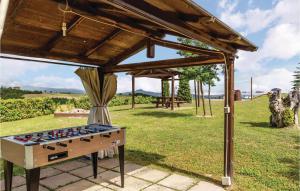 una zona de ocio al aire libre con futbolín bajo un pabellón en Beautiful Home In Acquapendente Vt With Jacuzzi, en Trevinano