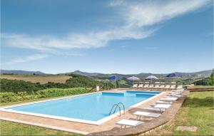 una piscina con tumbonas y un borde infinito en Beautiful Home In Acquapendente Vt With Jacuzzi, en Trevinano