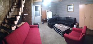 un soggiorno con divani rossi e una scala di Top Chill party kucice apartmani a Belgrado