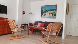 sala de estar con sofá, mesa y sillas en Apartamento Bahia Blanca, en Marbella