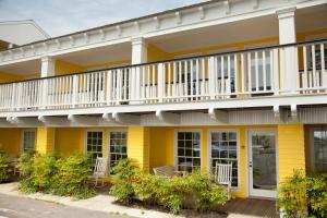 um edifício amarelo com uma varanda em The Star Inn em Cape May