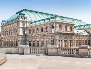 ein großes Steingebäude mit grünem Dach in der Unterkunft ARTIST Boutique Hotel in Wien