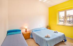 Кровать или кровати в номере Beautiful Home In Zambrone With Wifi