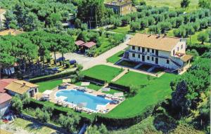 CasamaggioreにあるStunning Apartment In Castiglione Del Lago With 2 Bedrooms, Wifi And Outdoor Swimming Poolのスイミングプール付きの家屋の空中ビュー