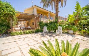 Κήπος έξω από το 3 Bedroom Awesome Home In Menfi