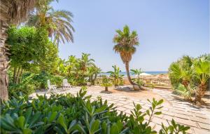 Κήπος έξω από το 3 Bedroom Awesome Home In Menfi