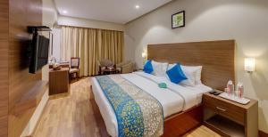 Postel nebo postele na pokoji v ubytování The Caliph Hotel, Mumbai Near Powai Lake