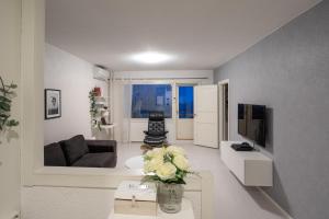 Modern design w/balcony, free parking,WiFi & A/C في لابينرنتا: غرفة معيشة مع أريكة وتلفزيون