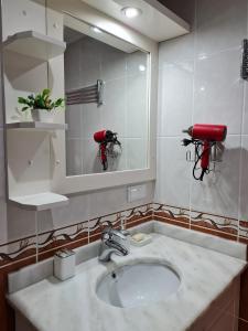 a bathroom with a sink and a mirror at Barbaros Cd no 201 Апартаменты in Mahmutlar