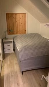 una camera con letto, comodino e letto sidx sidx sidx. di Bright and cozy apartment 1.5km from city centre ad Aurland