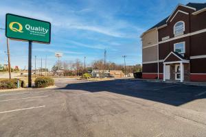 un aparcamiento vacío frente a un edificio en Quality Inn & Suites Augusta Fort Eisenhower Area en Augusta