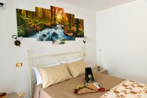梅塔的住宿－Caldi Abbracci，一间卧室配有一张壁画床