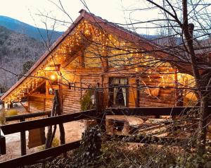 Una casa con luces de Navidad en un lado. en La Posada Cercedilla, en Cercedilla
