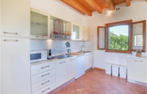 A kitchen or kitchenette at Porta Di Valle 1