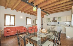 A seating area at Porta Di Valle 1