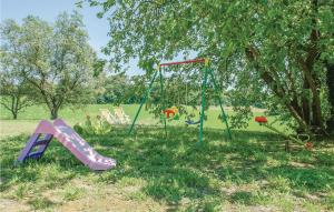park z placem zabaw ze zjeżdżalnią w obiekcie Strada Dei Condotti w mieście Pesaro