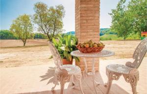 stół z koszem owoców na patio w obiekcie Strada Dei Condotti w mieście Pesaro +19 zdjęć