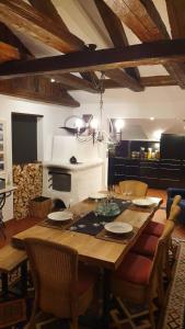 une table en bois avec des chaises et une salle à manger dans l'établissement myNest Appartements, à Seefeld in Tirol
