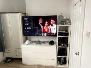 a flat screen tv sitting on top of a dresser at Studio Flat London Finchley Rd NW11 in London