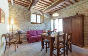 - un salon avec une table et un canapé violet dans l'établissement Umbriaverde 1, à Valfabbrica