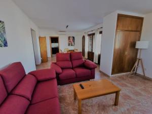 Cala Mesquida في كالا ميسكويدا: غرفة معيشة مع أريكة وطاولة