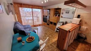 ein Wohnzimmer mit einem Tisch und einer Küche in der Unterkunft Hollywood E24 - T2 avec terrasse à 2 minutes de la plage in Valras-Plage