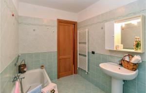 Kúpeľňa v ubytovaní Cozy Apartment In Localitabracco Ge