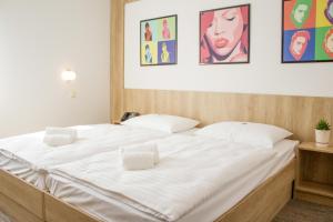 
A bed or beds in a room at Hotel Celeia
