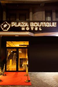 Plaza Boutique Hotel في بريشتيني: مبنى عليه لافته مكتوب عليها فندق بلايازا بوتيك