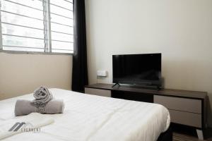 ミリにあるPermaisuri Homestay by Evernentのベッドと薄型テレビのある寝室 +34枚の写真