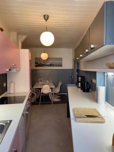 Una cocina con una mesa y un comedor. en Haus Störtebeker, en Wismar