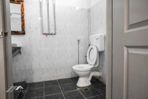 ミリにあるPermaisuri Homestay by Evernentの個室に白いトイレがあるバスルーム