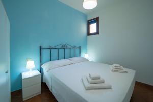 Łóżko lub łóżka w pokoju w obiekcie Elimi Favignana Apartments - Residence in città