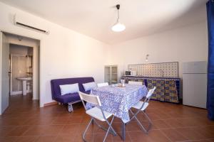 Część wypoczynkowa w obiekcie Elimi Favignana Apartments - Residence in città