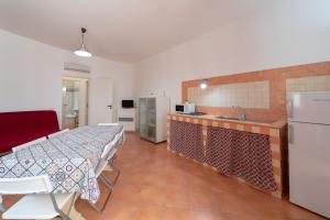 Kuchnia lub aneks kuchenny w obiekcie Elimi Favignana Apartments - Residence in città