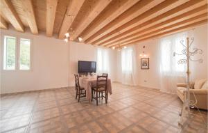 Μια τηλεόραση ή/και κέντρο ψυχαγωγίας στο Amazing Apartment In Valnogaredo Pd
