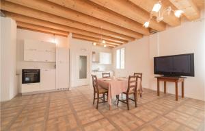 Η κουζίνα ή μικρή κουζίνα στο Amazing Apartment In Valnogaredo Pd +12 φωτογραφίες