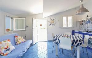 una cucina e un soggiorno con un tavolo e un divano di Lovely Apartment In Punta Braccetto Rg a Punta Braccetto Altre 12 foto