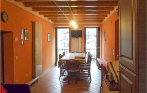Fontanella 2 في دومودوسولا: غرفة طعام مع طاولة وكراسي طويلة