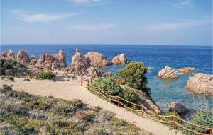a beach with some rocks in the water w obiekcie La Casetta w mieście Costa Paradiso